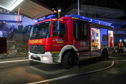 Herrenberg-Haslach: Wohnung nach Zimmerbrand nicht mehr bewohnbar - mehrere Personen ueber Drehleiter gerettet