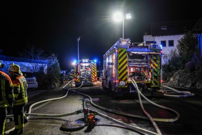 Herrenberg-Haslach: Wohnung nach Zimmerbrand nicht mehr bewohnbar - mehrere Personen ueber Drehleiter gerettet