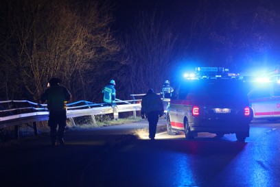 Reichenbach: PKW kommt von der Strasse ab, ueberfaehrt Leitplanke und stuerzt Abhang hinunter
