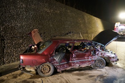 Wiesensteig A8: PKW knallt in Leitplanke und Schutzwand - Feuerwehr im Einsatz