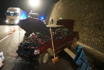 Wiesensteig A8: PKW knallt in Leitplanke und Schutzwand - Feuerwehr im Einsatz