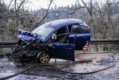 Wildberg-Gueltlingen: Schwerer Unfall aufgrund von Glaette - Fahrzeug brannte vollstaendig aus