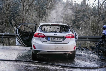 Wildberg-Gueltlingen: Schwerer Unfall aufgrund von Glaette - Fahrzeug brannte vollstaendig aus