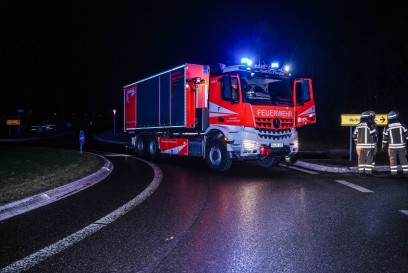 Sindelfingen: VW Fahrerin faehrt ueber Kreisverkehr und landet anschliesend im Gebuesch