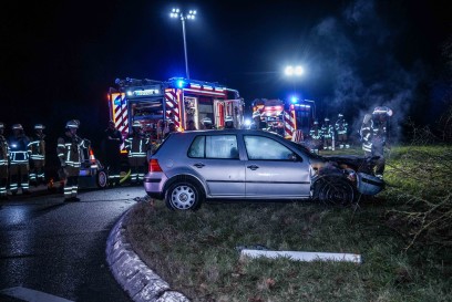 Sindelfingen: VW Fahrerin faehrt ueber Kreisverkehr und landet anschliesend im Gebuesch