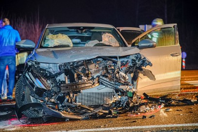 Tischardt: Schwerer Verkehrsunfall B313 Abzweig Tischardt -  Audifahrer uebersieht Tesla - 3 Verletzte und Vollsperrung 