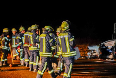 Tischardt: Schwerer Verkehrsunfall B313 Abzweig Tischardt -  Audifahrer uebersieht Tesla - 3 Verletzte und Vollsperrung 