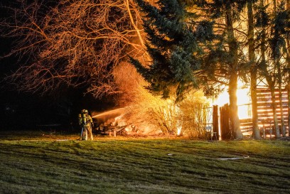 Esslingen-Oberhof: Vollbrand einer grossen Huette - Feuerwehr muss lange Schlauchleitung legen - Meterhohe Flammen