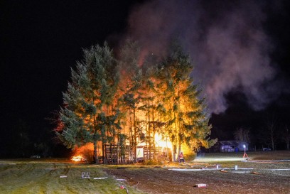 Esslingen-Oberhof: Vollbrand einer grossen Huette - Feuerwehr muss lange Schlauchleitung legen - Meterhohe Flammen