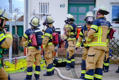 Stuttgart: Dachstuhlbrand in Doppelhaushaelfte fuehrt zu Grosseinsatz - eine Person verletzt - mehrere Bewohner muessen Gebauede verlassen 