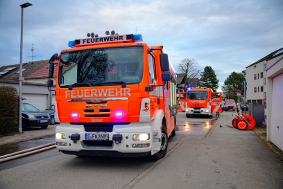 Stuttgart: Dachstuhlbrand in Doppelhaushaelfte fuehrt zu Grosseinsatz - eine Person verletzt - mehrere Bewohner muessen Gebauede verlassen 