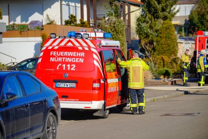 Nuertingen:Gebaeudebrand fordert zwei Schwerverletzte - Bewohner ueber Drehleiter von Feuerwehr gerettet - anderer ueber Steckleiter