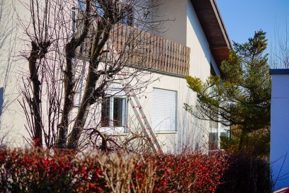 Nuertingen:Gebaeudebrand fordert zwei Schwerverletzte - Bewohner ueber Drehleiter von Feuerwehr gerettet - anderer ueber Steckleiter