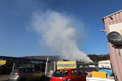 Ebersbach: Muellbrand auf dem Gelaende einer Muellentsorgungsfirma