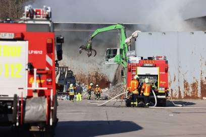 Ebersbach: Muellbrand auf dem Gelaende einer Muellentsorgungsfirma