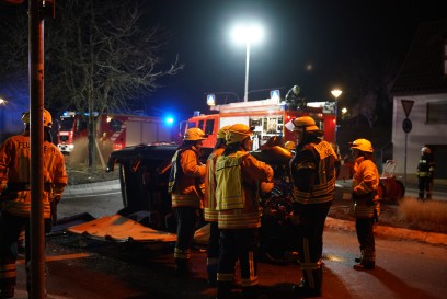 Hattenhofen: Drei Insassen nach Ueberschlag verletzt