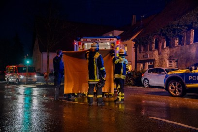Kirchheim: Schwerer Verkehrsunfall PKW kommt von der Fahrbahn ab rammt BMW und prallt gegen Hauswand - Fahrer wird Reanimiert