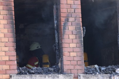 Geislingen: Brand in Mehrfamilienhaus fuehrt zu Grosseinsatz der Feuerwehr und des Rettungsdiensts und fordert mehreren Verletzten
