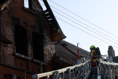 Geislingen: Brand in Mehrfamilienhaus fuehrt zu Grosseinsatz der Feuerwehr und des Rettungsdiensts und fordert mehreren Verletzten