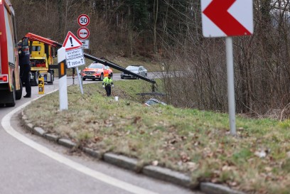 Goeppingen: PKW kommt in Linkskurve von der Strasse ab, ueberfaehrt 2 Strassenschilder und faehrt Abhang hinunter