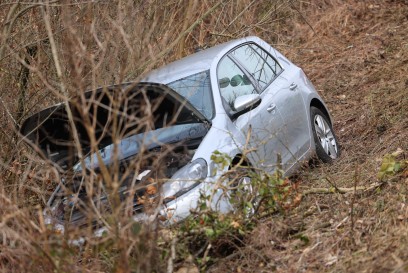 Goeppingen: PKW kommt in Linkskurve von der Strasse ab, ueberfaehrt 2 Strassenschilder und faehrt Abhang hinunter
