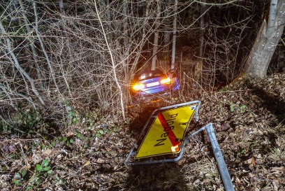 Nagold: PKW schleudert nach Unfall mehrere Meter den Abhang hinuter