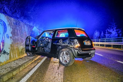 Kirchheim: PKW prallt gegen Leitplanke und anschliessend gegen Betonwand  