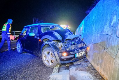 Kirchheim: PKW prallt gegen Leitplanke und anschliessend gegen Betonwand  