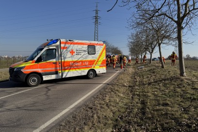 Leonberg: Transporter kommt von Fahrbahn ab prallt gegen Baum und landet auf Beifahrerseite