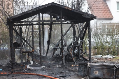 Geislingen: Vollbrand einer Gartenhuette droht auf Wohnhaus ueber zu greifen
