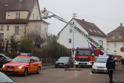 Geislingen: Vollbrand einer Gartenhuette droht auf Wohnhaus ueber zu greifen