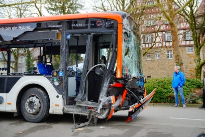 Kirchheim Teck: Bus kollidiert mit PKW und Hauswand - riesiges Schadensbild - 6 Verletzte 