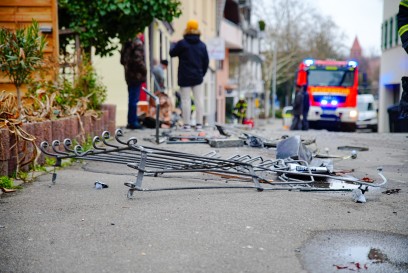 Kirchheim Teck: Bus kollidiert mit PKW und Hauswand - riesiges Schadensbild - 6 Verletzte 