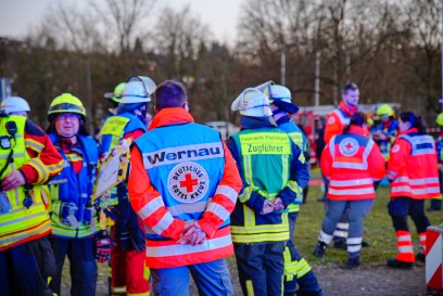Wernau am Neckar: Massiver Brand in der Neckartalsporthalle fordert Verletzte - Technikraum im Vollbrand sowie massive Flammenbildung 
