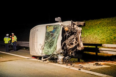 Koengen: A8 Stuttgart-Muenchen: Verkehrsunfall Transporter uebersieht Sattelzug und ueberschlaegt sich
