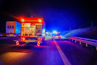 Koengen: A8 Stuttgart-Muenchen: Verkehrsunfall Transporter uebersieht Sattelzug und ueberschlaegt sich