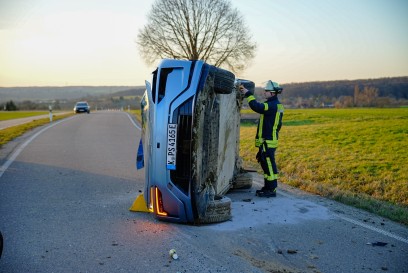 Grafenberg: Schwerer Verkehrsunfall PKW faehrt in Graben und ueberschlaegt sich - zwei Verletzte und Vollsperrung K1259