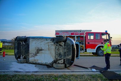 Grafenberg: Schwerer Verkehrsunfall PKW faehrt in Graben und ueberschlaegt sich - zwei Verletzte und Vollsperrung K1259