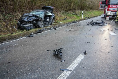 Steinenbronn: Maserati kracht in LKW und PKW- drei schwer Verletzte
