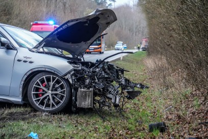 Steinenbronn: Maserati kracht in LKW und PKW- drei schwer Verletzte