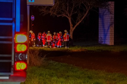 Ostfildern: PKW kommt von der Fahrbahn ab und landet auf der Wiese - Fahrer muss Reanimiert werden 