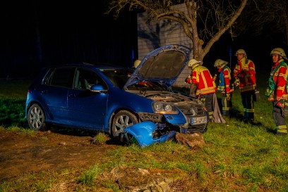 Ostfildern: PKW kommt von der Fahrbahn ab und landet auf der Wiese - Fahrer muss Reanimiert werden 