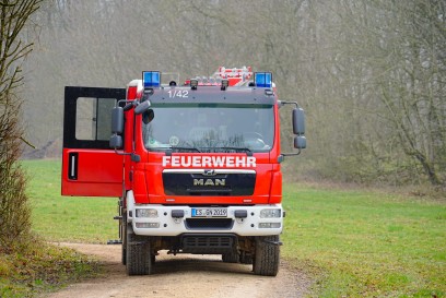 Haeringen: Kleinflugzeug abgestuerzt - Pilot Tot - Feuerwehr Polizei im Einsatz