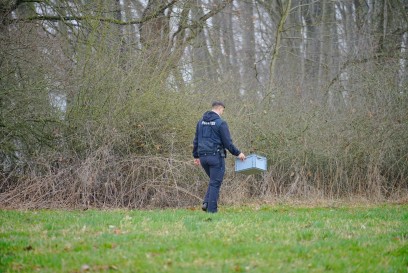 Haeringen: Kleinflugzeug abgestuerzt - Pilot Tot - Feuerwehr Polizei im Einsatz