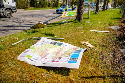 Nuertingen: VW Fahrer kommt von der Fahrbahn ab prallt gegen Baum und nimmt Bushaltestelle mit - Fahrer verletzt 