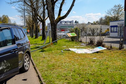 Nuertingen: VW Fahrer kommt von der Fahrbahn ab prallt gegen Baum und nimmt Bushaltestelle mit - Fahrer verletzt 