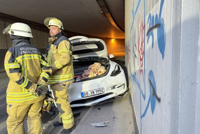 Sindelfingen-Hinterweil:Tesla kracht in Tunnelwand