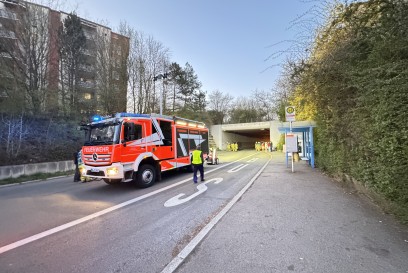 Sindelfingen-Hinterweil:Tesla kracht in Tunnelwand