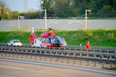 Denkendorf: Schwerer Verkehrsunfall auf der A8 - Rettungshubschrauber im Einsatz Vollsperrung 