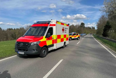 Deckenpfronn: Motorradfahrer fliegt bei Unfall ueber Audi und bleibt in Kofferraum von Ford stecken
